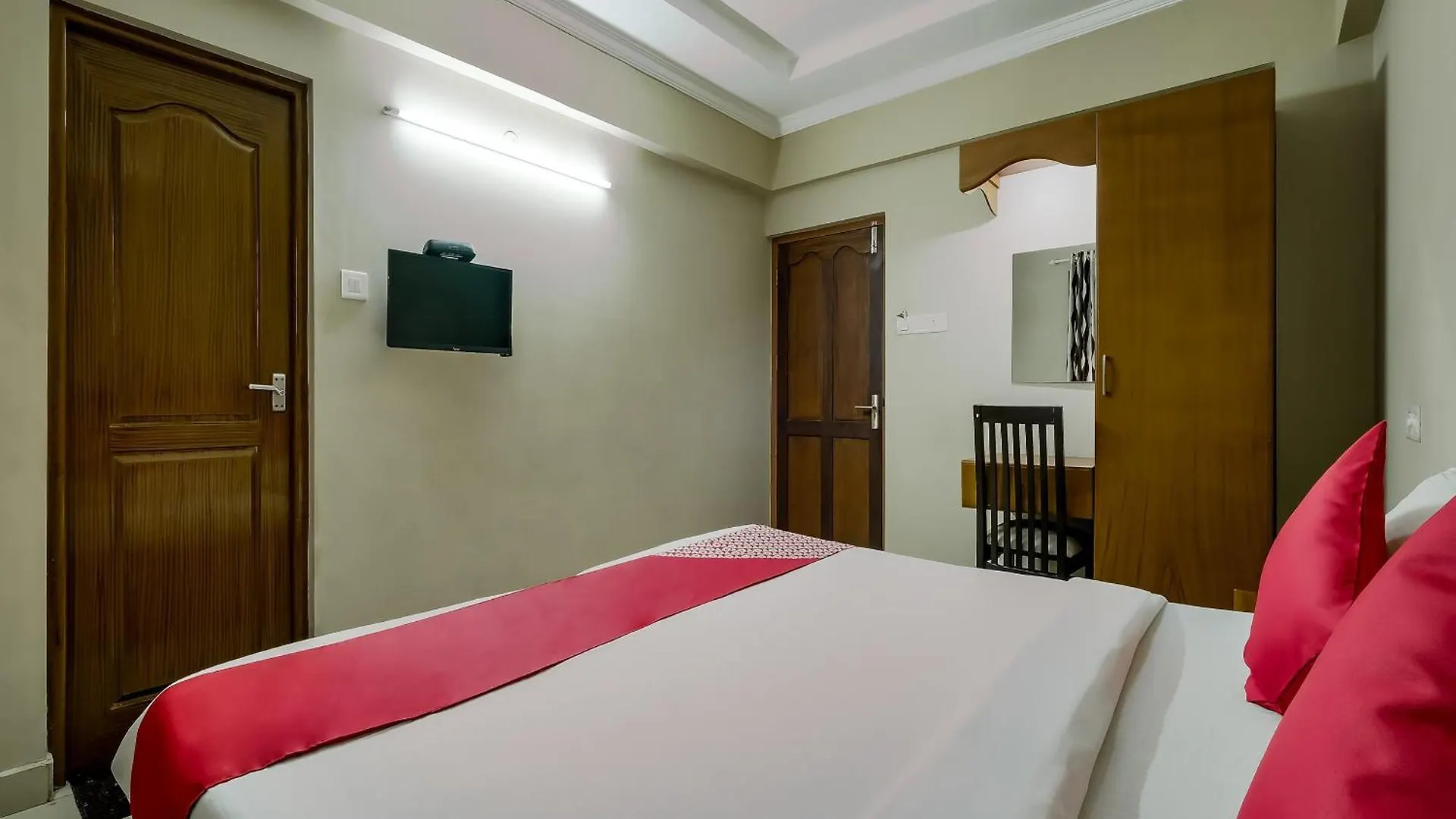 Collection O Kadavanthra Near South Railway Station Kochi 0*,  India
