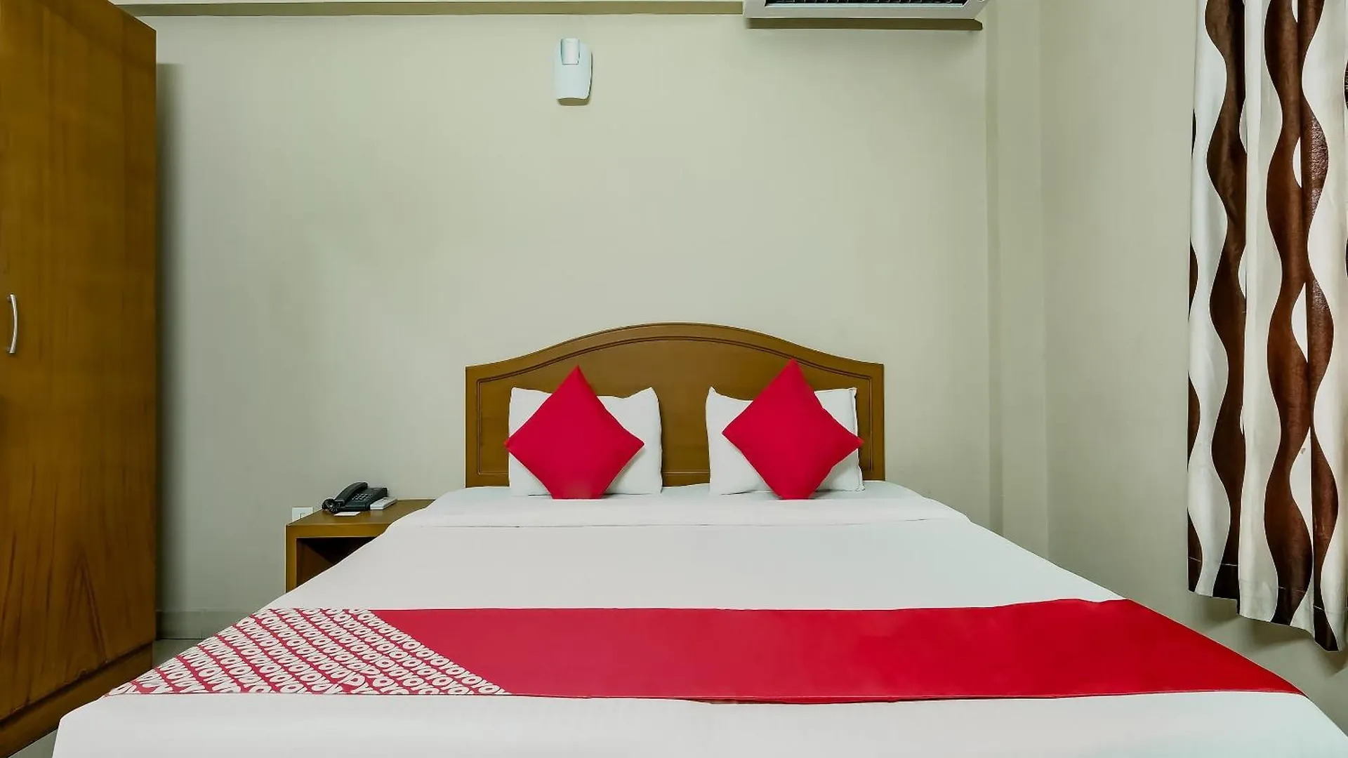 Collection O Kadavanthra Near South Railway Station Kochi 0*,  Indie